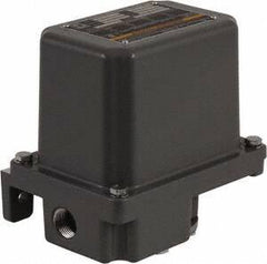 Square D - 1, 7, 9 and 3R NEMA Rated, 20 to 40 psi, Electromechanical Pressure and Level Switch - Adjustable Pressure, 575 VAC, L1-T1, L2-T2 Terminal, For Use with Square D Pumptrol - Americas Industrial Supply