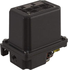 Square D - 1, 7, 9 and 3R NEMA Rated, 145 to 175 psi, Electromechanical Pressure and Level Switch - Adjustable Pressure, 575 VAC, L1-T1, L2-T2 Terminal, For Use with Square D Pumptrol - Americas Industrial Supply