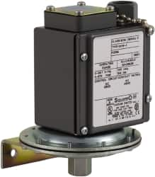 Square D - 4, 13 and 4X NEMA Rated, SPDT, 0.2 to 10 psi, Vacuum Switch Pressure and Level Switch - Adjustable Pressure, 120 VAC, 125 VDC, 240 VAC, 250 VDC, Screw Terminal - Americas Industrial Supply